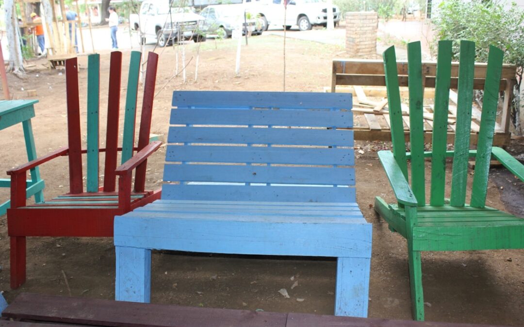 Transforman desechos en muebles de madera