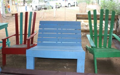 Transforman desechos en muebles de madera